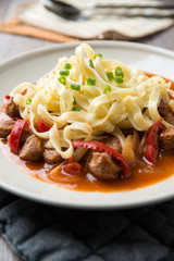 Veganer Kesselgulasch mit Nudeln