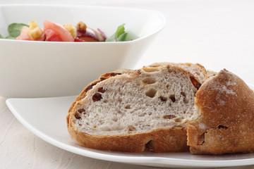 パンと野菜サラダ