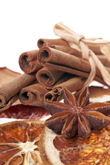Zimtstangen und Sternanis mit Orangen und Apfelscheiben