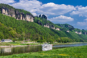 Schrammsteine mit Elbdampfer