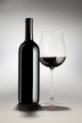 Bottiglia e Bicchiere vino rosso