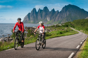 Fototapeta na wymiar two cyclists relax biking