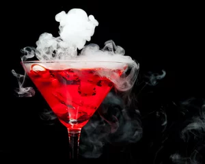 Papier Peint photo Lavable Cocktail cocktail rouge avec de la vapeur de glace