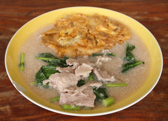 Fried noodle with omelet and pork and kale