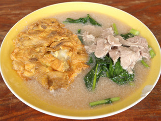 Fried noodle with omelet and pork and kale