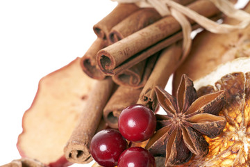 Zimtstangen und Sternanis mit Orangen und Apfelscheiben