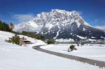 Blick von Lermoos auf Wettersteingebirge mit Zugspitze