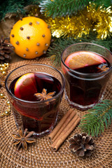 Obraz na płótnie Canvas two glasses of mulled wine with spices