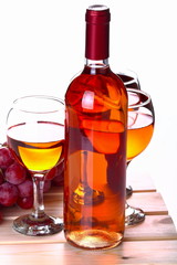 Bottiglia di vino rosè con uva rossa