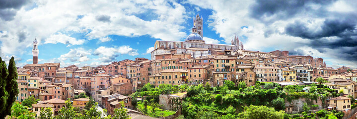 Fototapeta premium Panoramiczny widok na zabytkowe miasto Siena, Toskania, Włochy