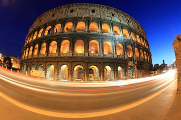 Fototapeta na wymiar night and traff in the city of Rome