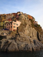 Manarola bei Sonnenuntergang, berühmter Ort in den Cinque Terre in Ligurien, Italien