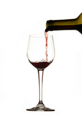 Bicchiere riempito con bottiglia vino rosso, sfondo bianco