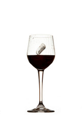 Bicchiere vino rosso, sfondo bianco isolato, cincin, ghiaccio