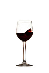 Bicchiere vino rosso mosso, sfondo bianco isolato, cincin