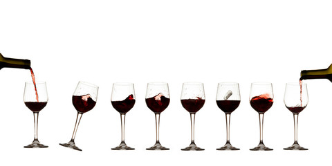 Bicchieri vino rosso in fila, sfondo bianco, Bottiglia