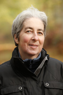 Portrait de face femme de 50 ans