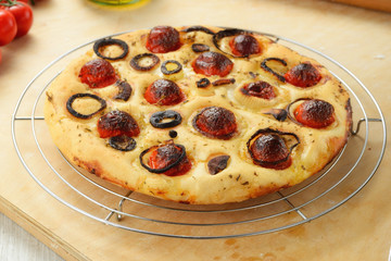 Focaccia con pomodori e cipolle