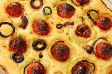 Focaccia con pomodori e cipolle