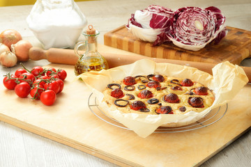 Focaccia con pomodori e cipolle