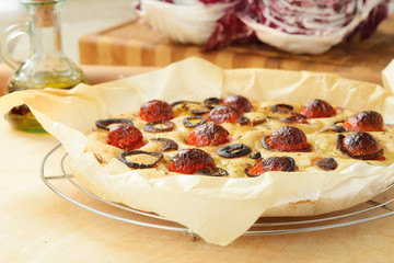 Focaccia con pomodori e cipolle