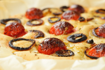 Focaccia con pomodori e cipolle
