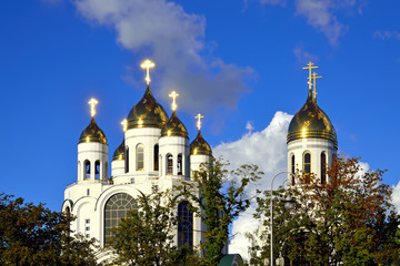 Fototapeta na wymiar Glow Złote krzyże. Katedra Chrystusa Zbawiciela, Kaliningrad