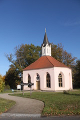 Fototapeta na wymiar Kirche am Weg in Dannenwalde