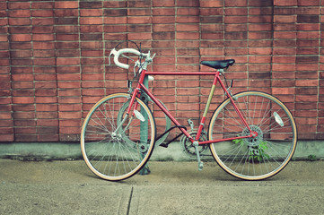 Fototapeta na wymiar Rocznika rower zaparkowany na ulicy