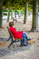 jeune femme sur un banc