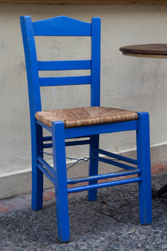 Blauer Stuhl im griechischen Stil