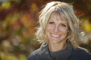 Obraz premium Portrait Of A Pretty Woman Smiling In The Forest
