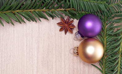 Tannenzweig Rahmen mit Weihnachtsdekoration