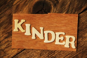das Wort KINDER auf Holztafel