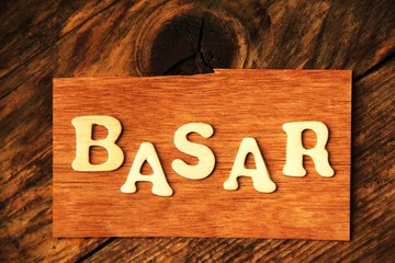 das Wort BASAR auf Holztafel