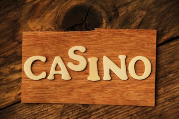 das Wort CASINO auf Holztafel