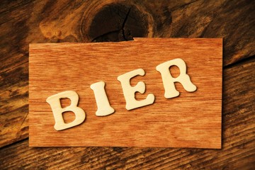 das Wort BIER auf Holztafel