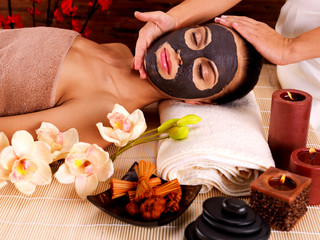 Obraz na płótnie Canvas Cosmetologist doing massage on the woman's face in sap salon