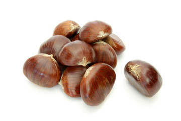 Tas de châtaignes sur fond blanc