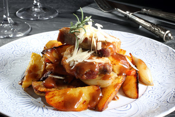 delizioso piatto carne arrosto con patate sfondo grigio