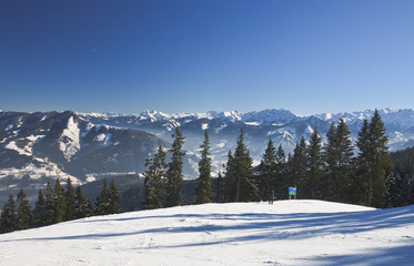 Fototapeta na wymiar Ośrodek narciarski Zell am See, Austriackie Alpy w zimie