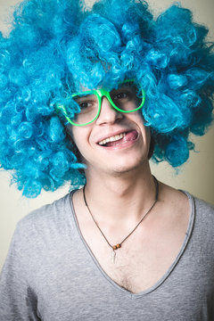 funny guy with blue wig singing