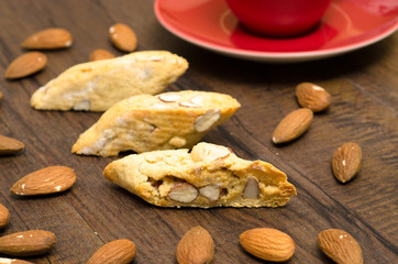 Cantuccini und rote Tasse