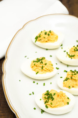 Fototapeta na wymiar Hart gekochte Eier mit Füllung aus Senf