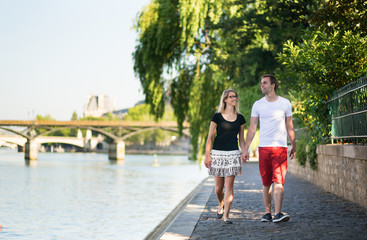 Dating couple in Paris