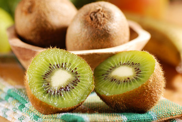 frutti di kiwi sul tavolo