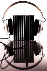 CDs mit Kopfhörer und Kabel eingesteckt