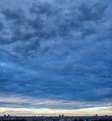 Fototapeta na wymiar Dramatic overcast sky in city