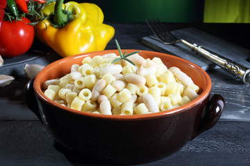 pasta e fagioli sfondo verde