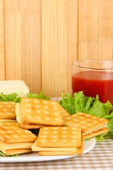 Sandwich crackers with cheese and tomato juice